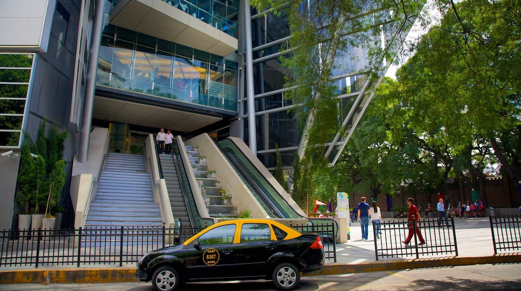 Recoleta showing street scenes