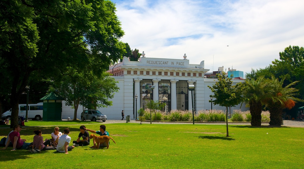 Recoleta showing heritage architecture and a garden