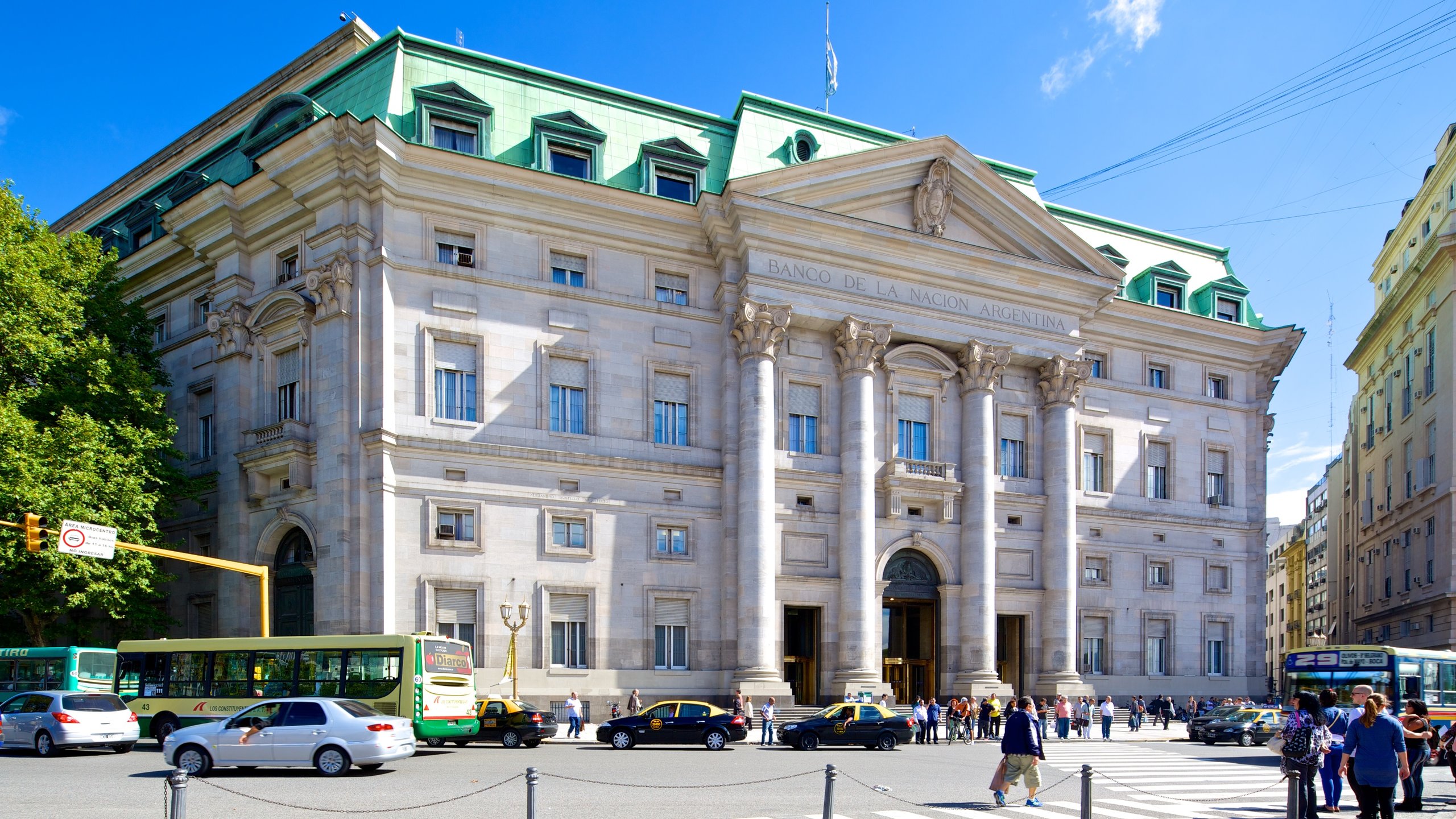 Plaza de Mayo toont straten, een stad en historische architectuur