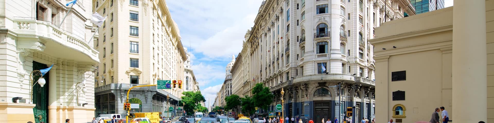Plaza de Mayo featuring heritage architecture and a city