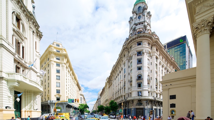 Plaza de Mayo featuring a city and heritage architecture