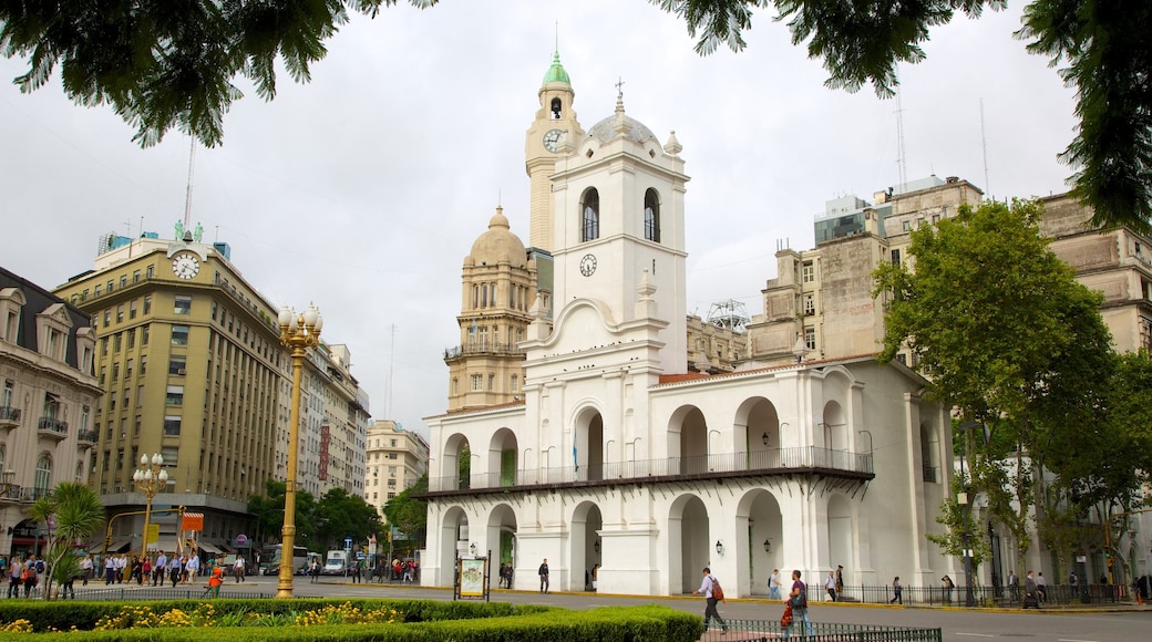 Cabildo which includes a church or cathedral, street scenes and a city