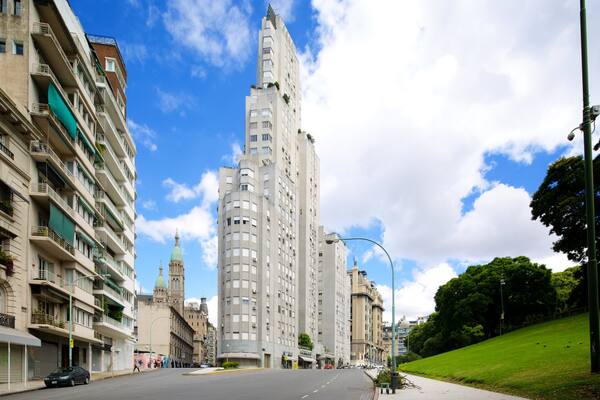 Place Saint-Martin qui includes ville, gratte-ciel et scĂšnes de rue