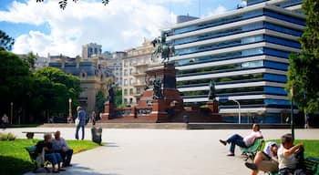 Plaza San Martin og byder på en statue eller en skulptur, en by og en plads eller et torv