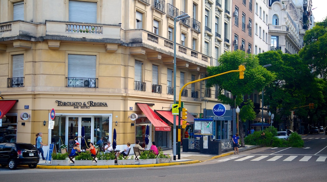 Plaza San Martín que incluye escenas urbanas y una ciudad