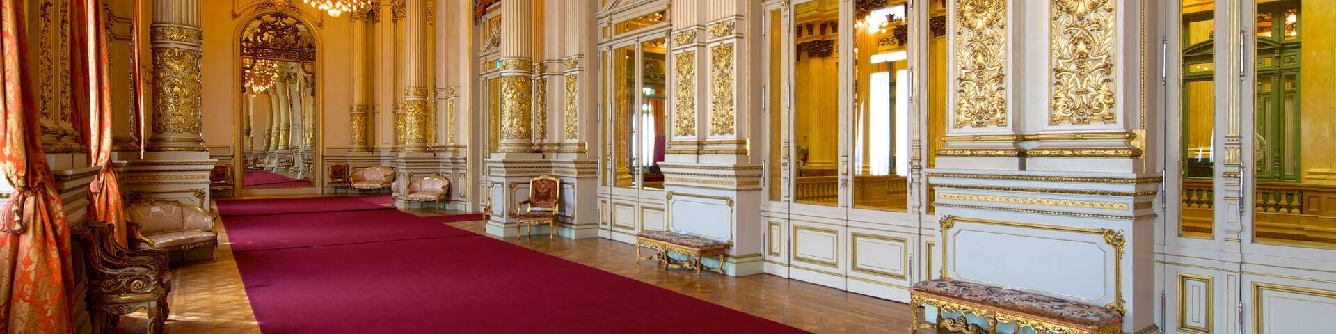 Teatro Colon featuring theatre scenes and interior views