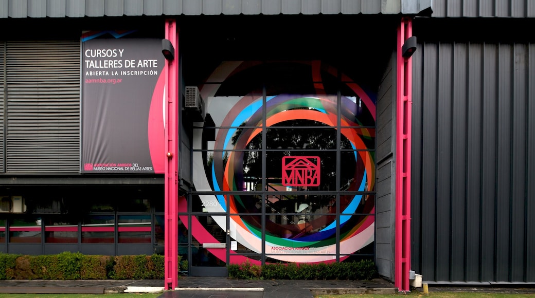 Musée national des Beaux-arts mettant en vedette signalisation