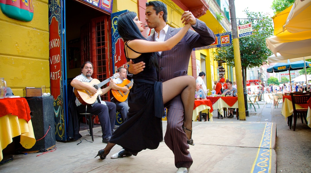 Calle Museo Caminito que incluye escenas urbanas, actuación callejera y comer al aire libre