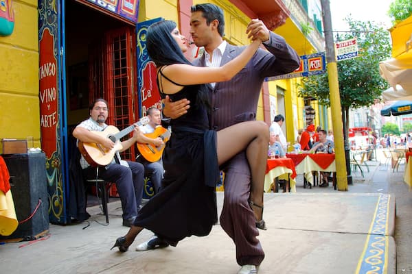 Caminito Straßenmuseum welches beinhaltet Straßenszenen, Straßenkunst und Essen im Freien