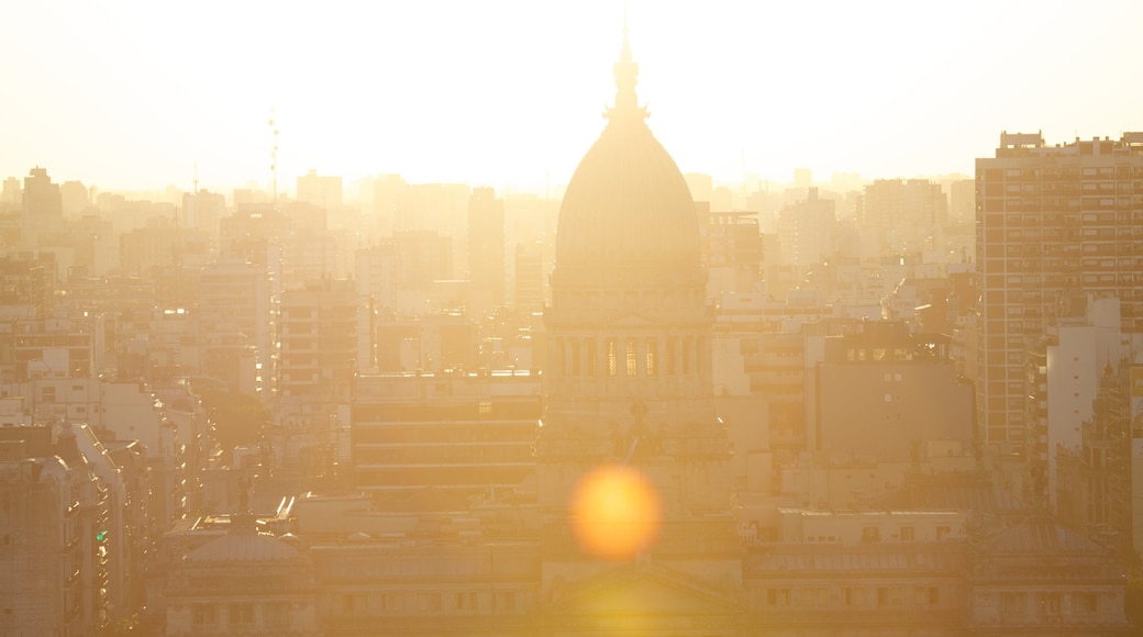 Buenos Aires mostrando una puesta de sol y una ciudad