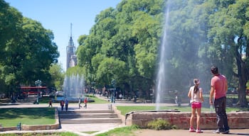 Plaza Independencia que inclui uma fonte e uma praça ou plaza