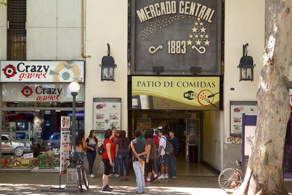 Marché central qui includes scÚnes de rue et signalisation