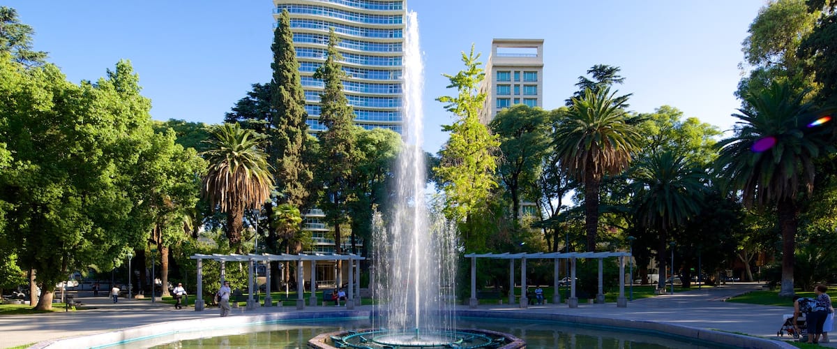 Plaza Italia que incluye una plaza, una ciudad y una fuente