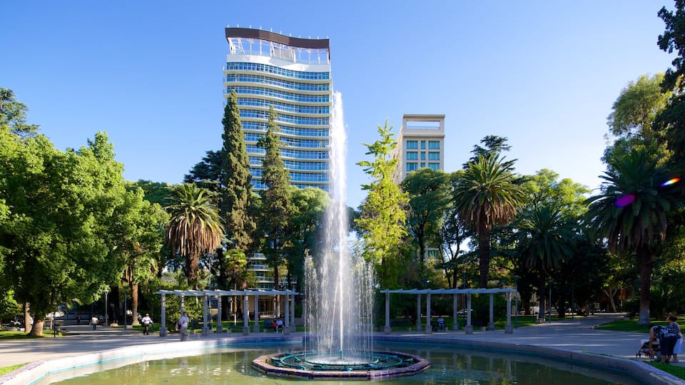 Plaza Italia showing a city, a fountain and a square or plaza