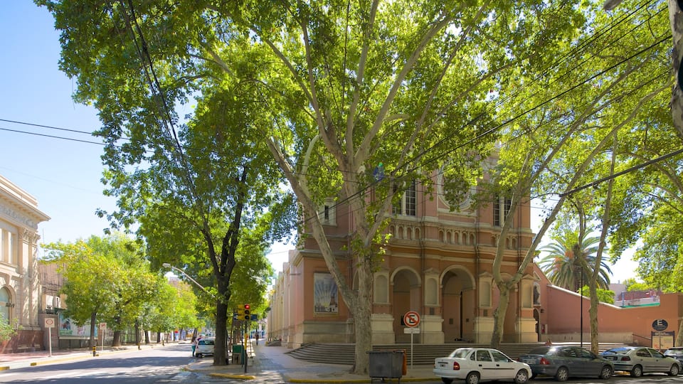 Basilica de San Francisco showing a church or cathedral, street scenes and heritage architecture