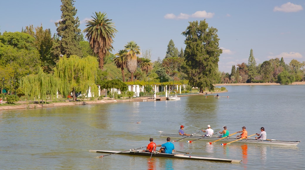 Parque General San Martín que incluye jardín, kayaks o canoas y un lago o espejo de agua