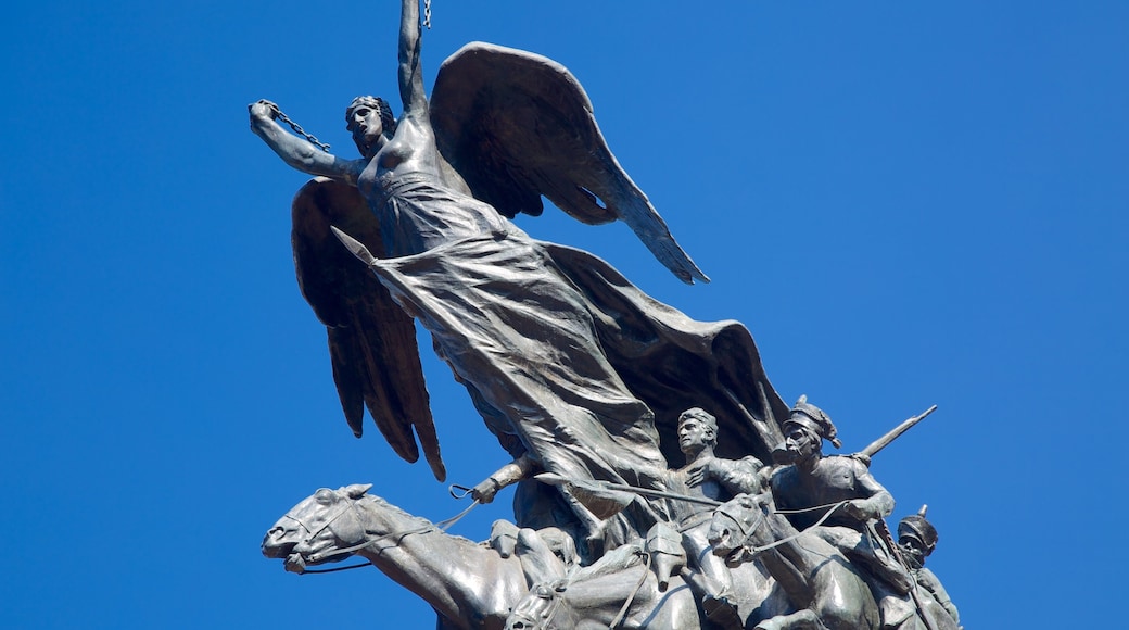 Parque General San Martín que incluye una estatua o escultura