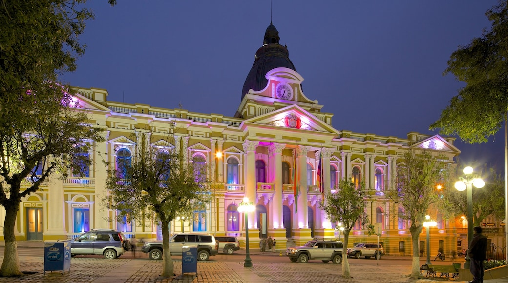 Plaza Murillo ofreciendo escenas nocturnas, una ciudad y arquitectura patrimonial