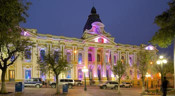 Plaza Murillo which includes heritage architecture, a square or plaza and night scenes