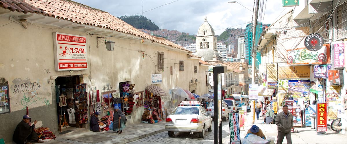 La Paz featuring street scenes
