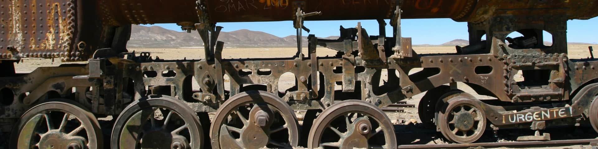 Uyuni showing a ruin and railway items