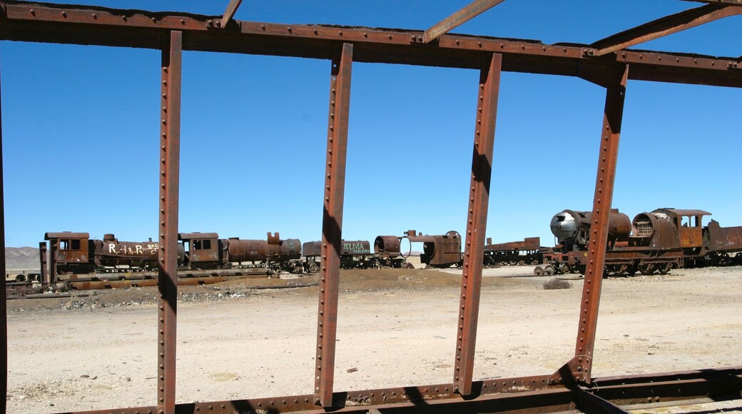 Uyuni qui includes articles ferroviaires et bâtiments en ruines