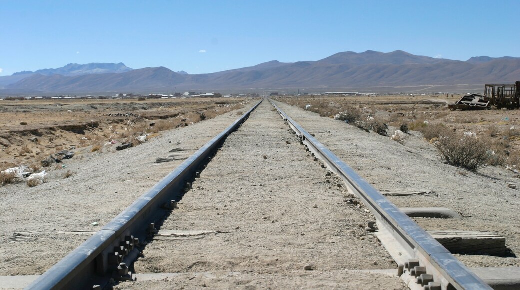 Uyuni mettant en vedette bâtiments en ruines et articles ferroviaires