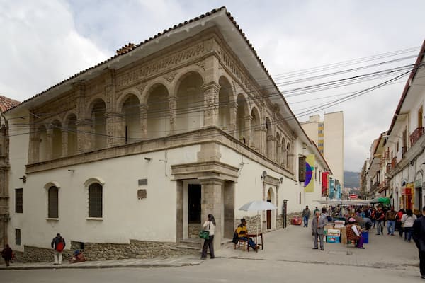 Musée national d\'art qui includes ville, patrimoine architectural et scÚnes de rue