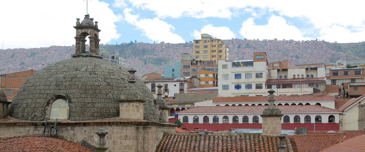 Iglesia de San Francisco ofreciendo una ciudad