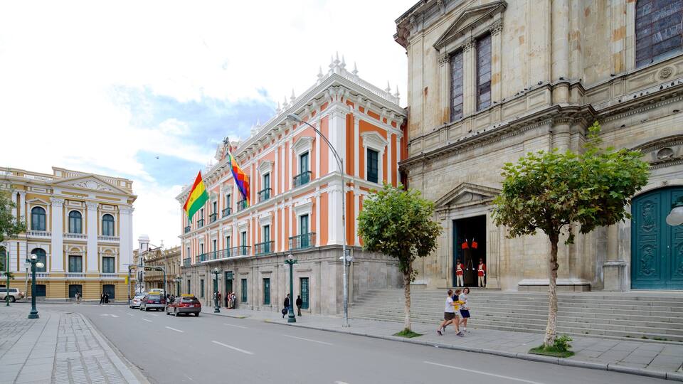 Plaza Murillo which includes heritage architecture, a city and street scenes
