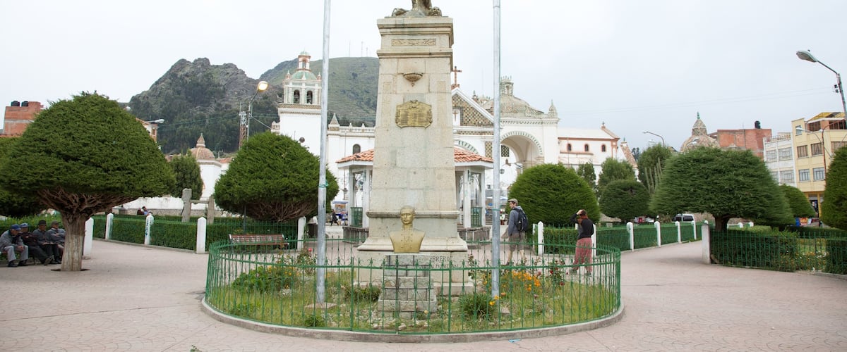 Main Square mostrando un monumento y un parque o plaza