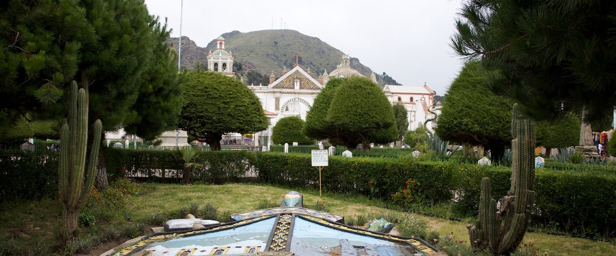 Praça principal mostrando um jardim e arte ao ar livre