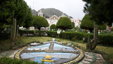 Praça principal mostrando um jardim e arte ao ar livre