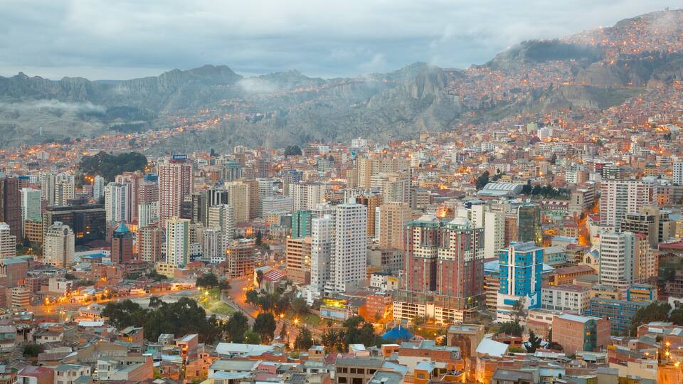 La Paz mostrando uma cidade e um edifício