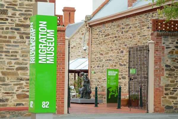 Migration Museum welches beinhaltet Beschilderung