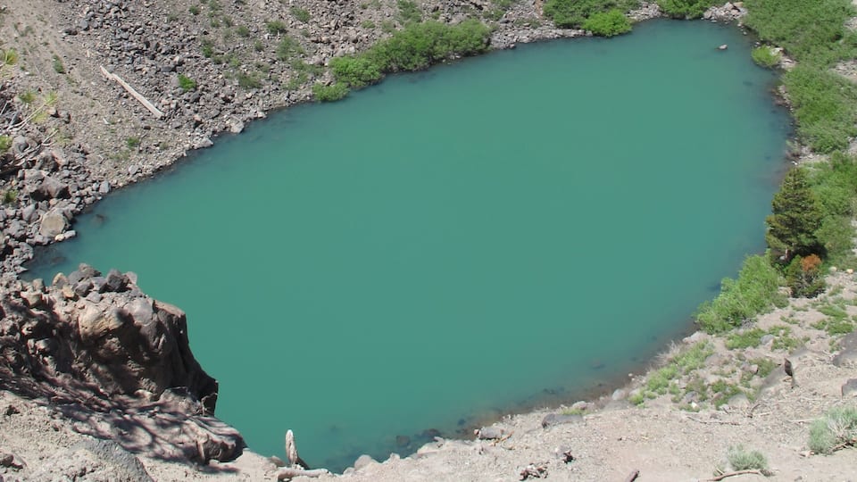 Mammoth Lakes showing a lake or waterhole