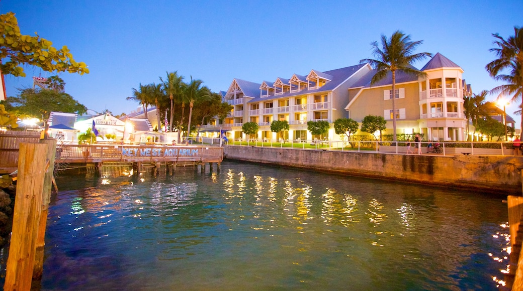 Key West Aquarium which includes marine life