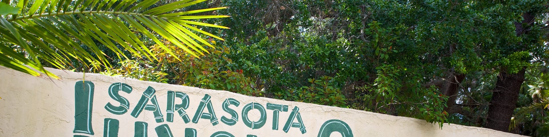 Sarasota Jungle Gardens which includes signage and a park