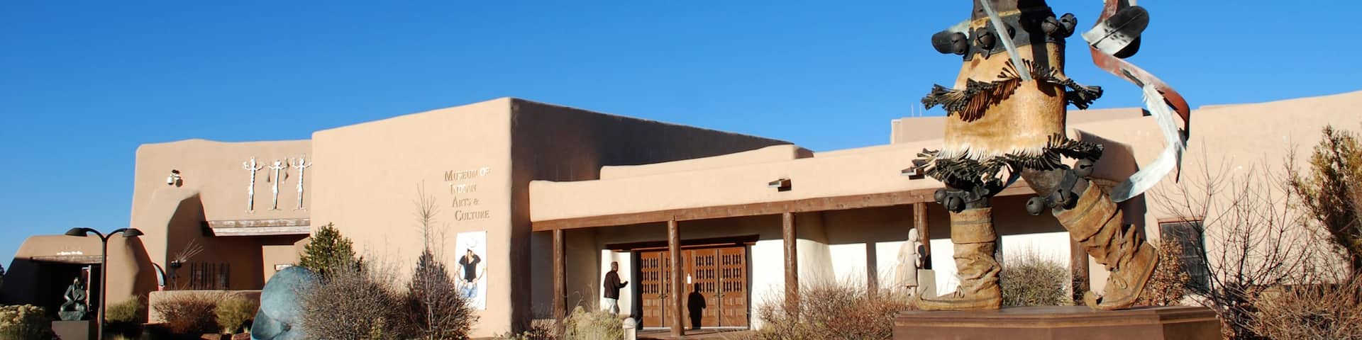Santa Fe showing a statue or sculpture