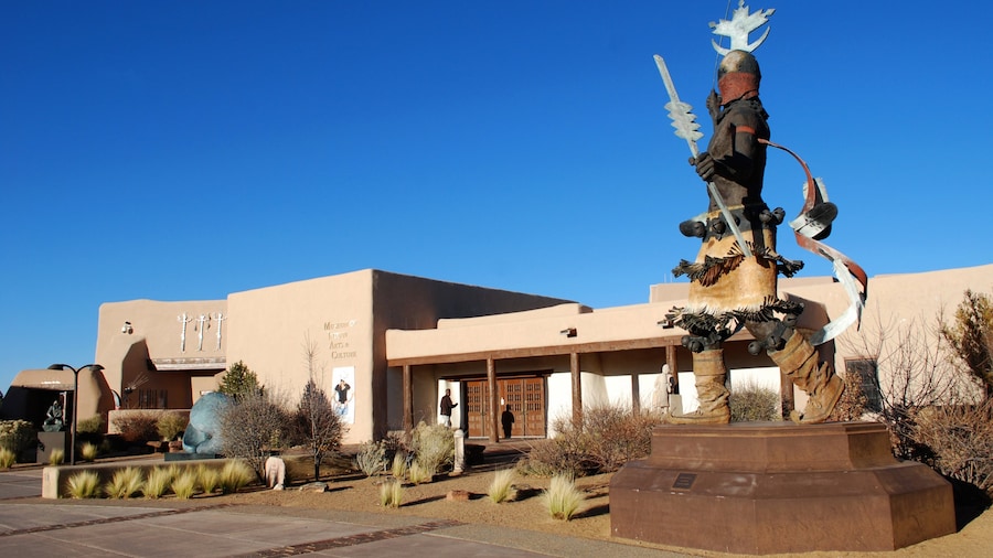 Santa Fe showing a statue or sculpture
