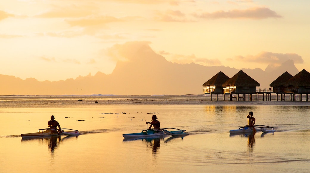 Tahiti som visar kustutsikter, en solnedgång och kajak eller kanot