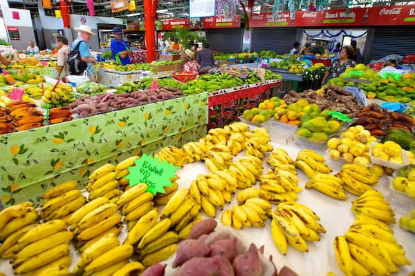 Marché de Papeete montrant marchés et nourriture