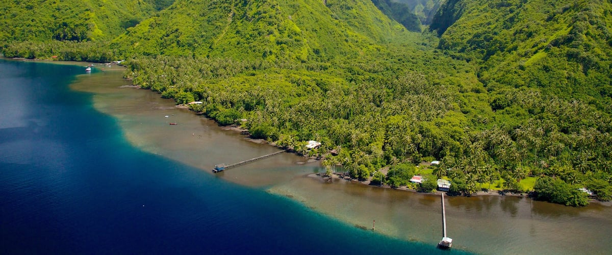 Tahiti showing mountains and general coastal views