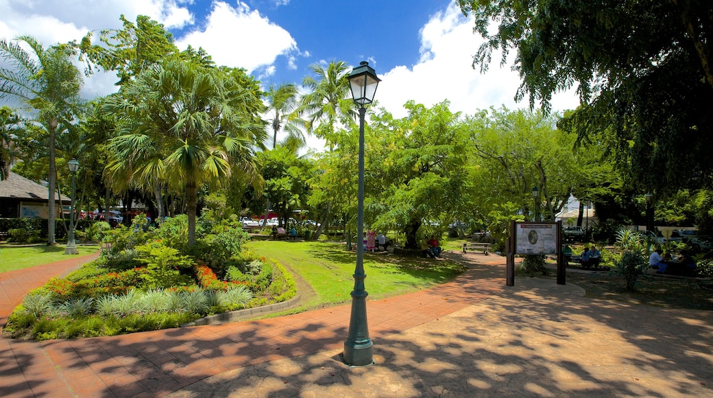 Parc Bougainville which includes a park