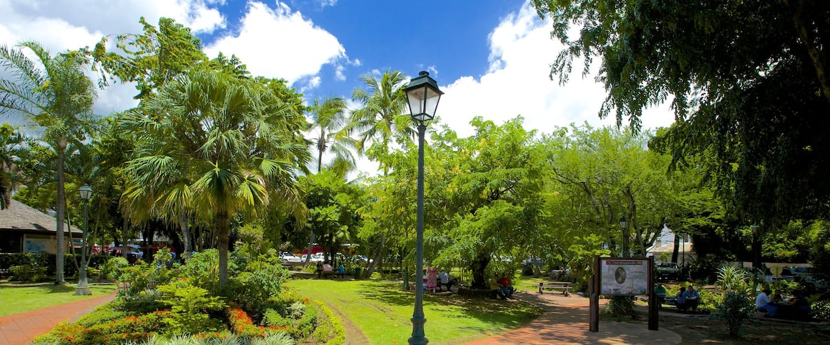 Parc Bougainville which includes a park