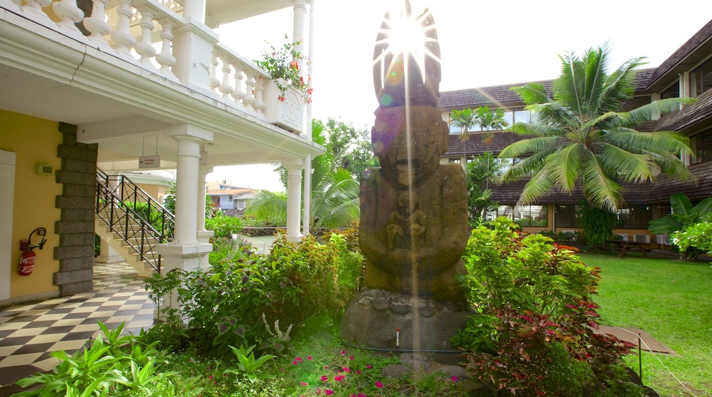 Papeete Town Hall showing a statue or sculpture and a park