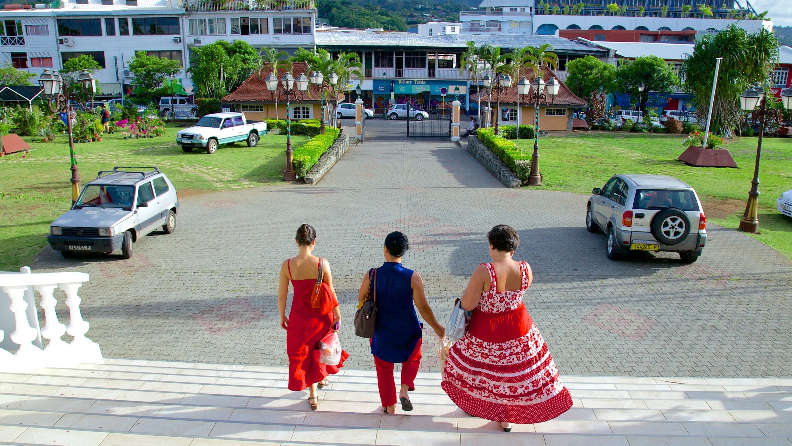 Papeete showing an administrative buidling as well as a small group of people