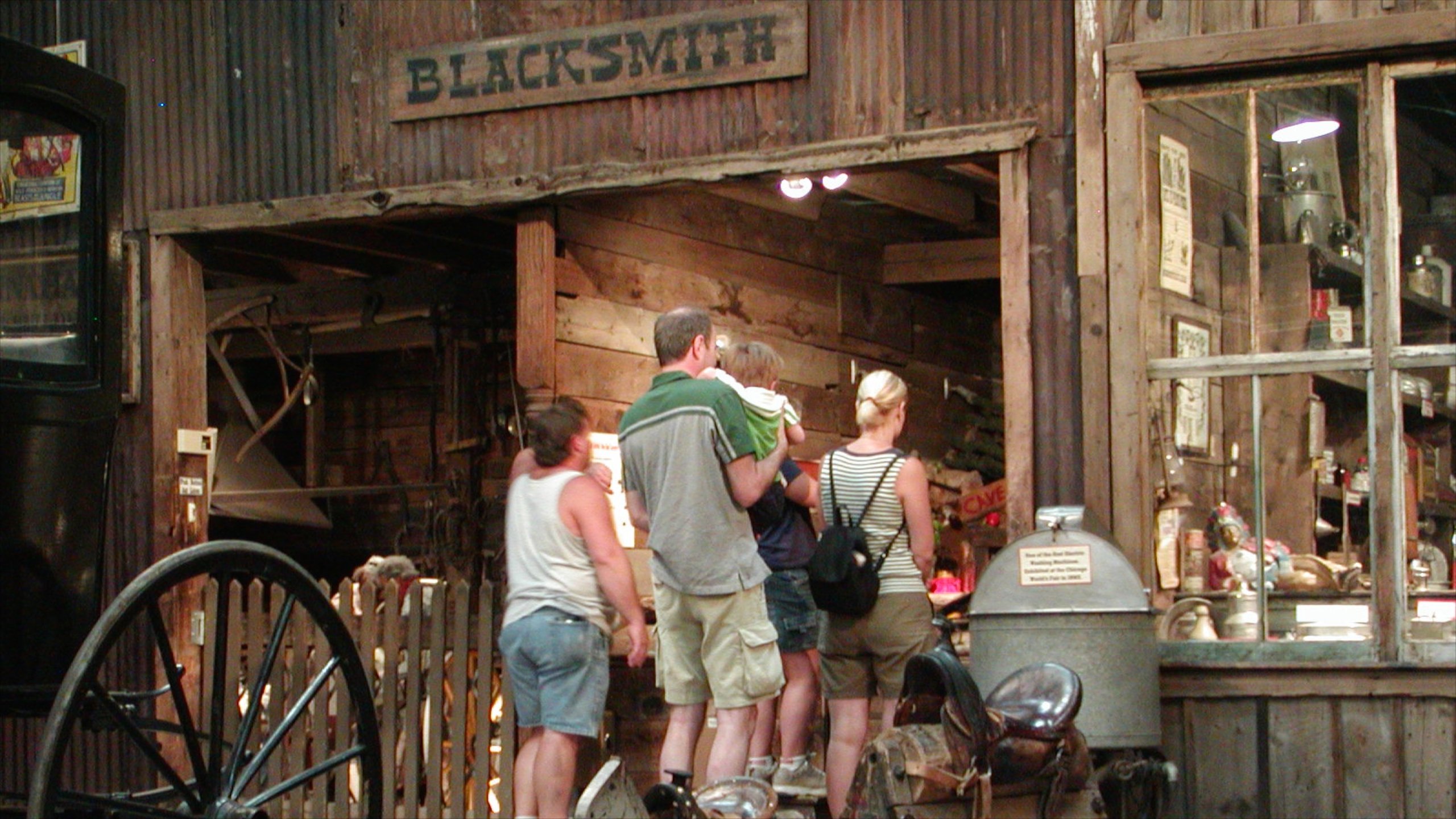 Ghost Town Museum mit einem Beschilderung sowie Familie