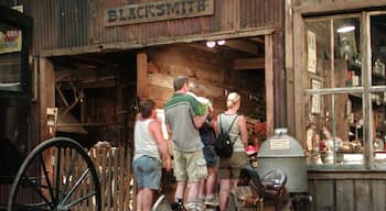 Ghost Town Museum mit einem Beschilderung sowie Familie