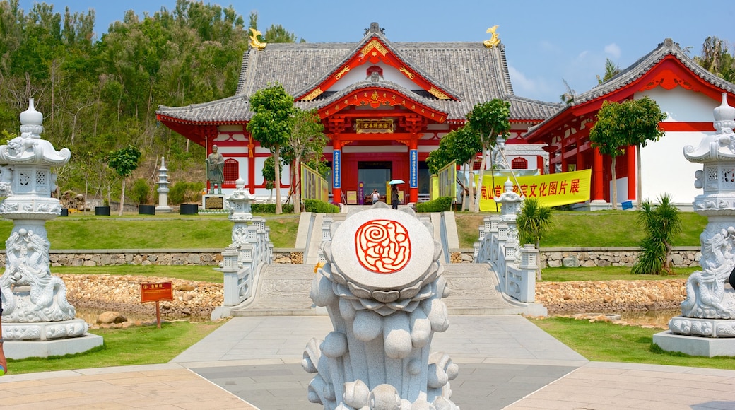 Estatua de Guanyin de Hainan mostrando un parque o plaza y arte al aire libre